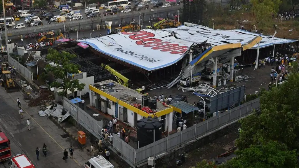 mumbai banner collapse / 